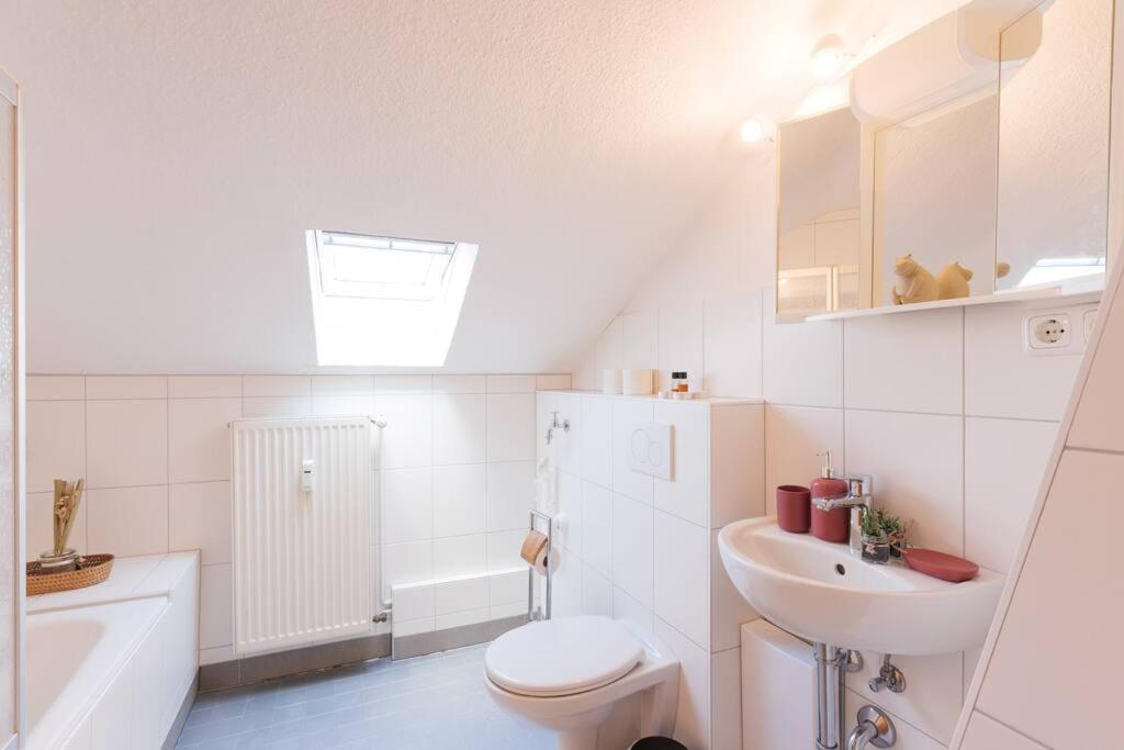 - 3-Bedroom Apartment Luxury: Central & Spacious In Duisburg & Big Tv And Kitchen - Bagian luar foto