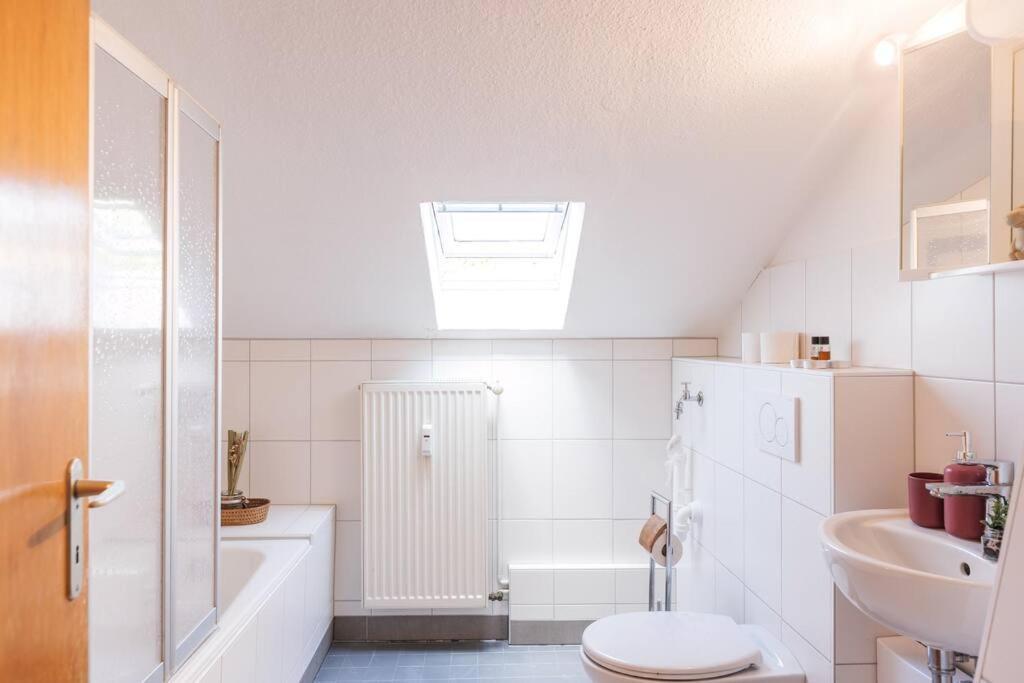 - 3-Bedroom Apartment Luxury: Central & Spacious In Duisburg & Big Tv And Kitchen - Bagian luar foto